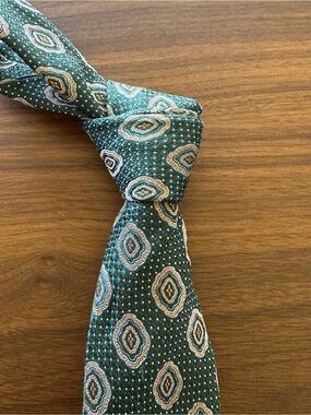 Mens Unbranded GORGEOUS Italian Green Patterned Silk Tie (C)